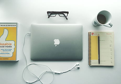 piatto, posare, fotografia, macbook d'argento, accanto, libro a spirale, tazza, caffè, web design, taccuino, computer, ufficio, attività commerciale, scrivania, il computer portatile, sviluppatore web, progettazione di siti Web, tavolo, occhiali, tecnologia, in casa, comunicazione, direttamente sopra, nessuno, penna, tazza di caffè, forniture per ufficio, natura morta, boccale, connessione, tecnologia wireless, caffè - bevanda, carta, bere, 2K, CC0, dominio pubblico, privo di copyright