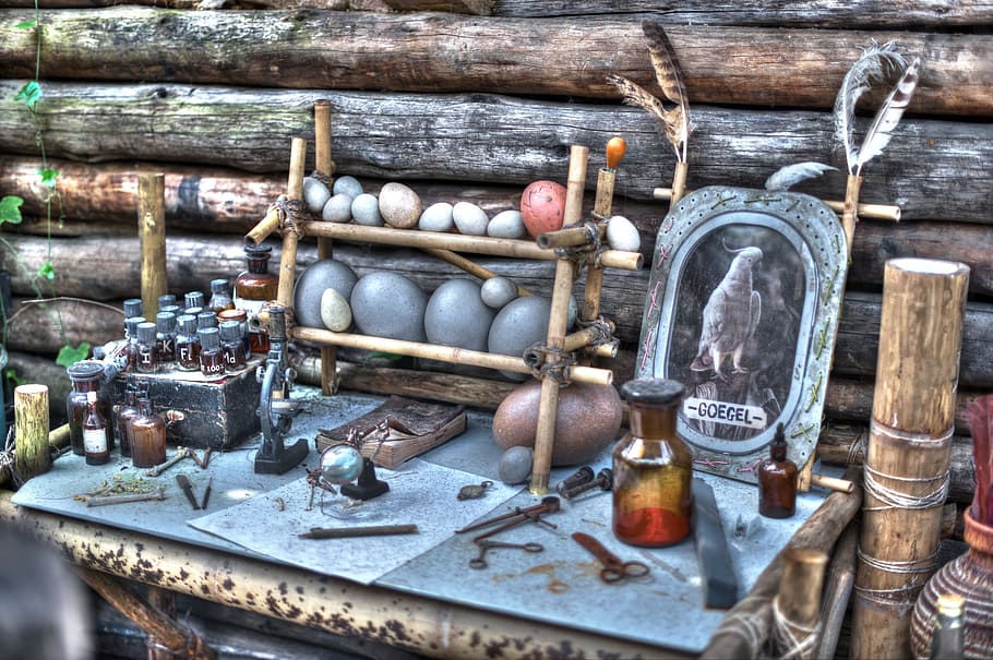 Malerei, Antiquität, Dekorsammlung, Vogel, Feder, Eier, Quacksalber, Tabelle, Gläser, Gewürze, Chemikalien, hdr, Hoher dynamischer Bereich, Tiefe, keine Leute, Tag, Nahansicht, Wasserfahrzeug, draußen, Segelschiff, Holz - Material, große gruppe von gegenständen, Container, alt, Metall, Stillleben, Variation, Wahl, drinnen, obsolet, Flasche, Ausrüstung, verlassen, die Vergangenheit, 5K