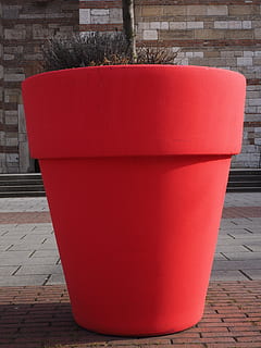 Blumentopf, Übergröße, rot, die Architektur, Tag, gebaute Struktur, Wand, keine Leute, Fußweg, Backstein, Wandbau - Funktion, leeren, Bodenbelag, draußen, Ziegelwand, Stadt, Straße, Nahansicht, Bürgersteig, Gebäudehülle, Abwesenheit, Fliesenboden, Pflasterstein, 4K, CC0, gemeinfrei, lizenzfrei