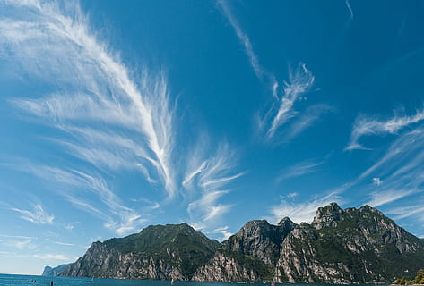 grøn, træ-dækket, stenet, bjergøen, blå, skyer, rock formation, himmel, Sky, bjerg, cloudscape, landskab, sø, lyse, solskin, vand, ocean, hav, baggrund, tapet, panorama, vandring, åben himmel, blå himmel, sky - himmel, scenics - natur, skønhed i naturen, natur, miljø, klippe, rock-objekt, jord, solid, udendørs, ro, bjergkæde, ingen mennesker, rolig scene, idyllisk, bjergtop, 5K, CC0, offentligt domæne, royaltyfrie