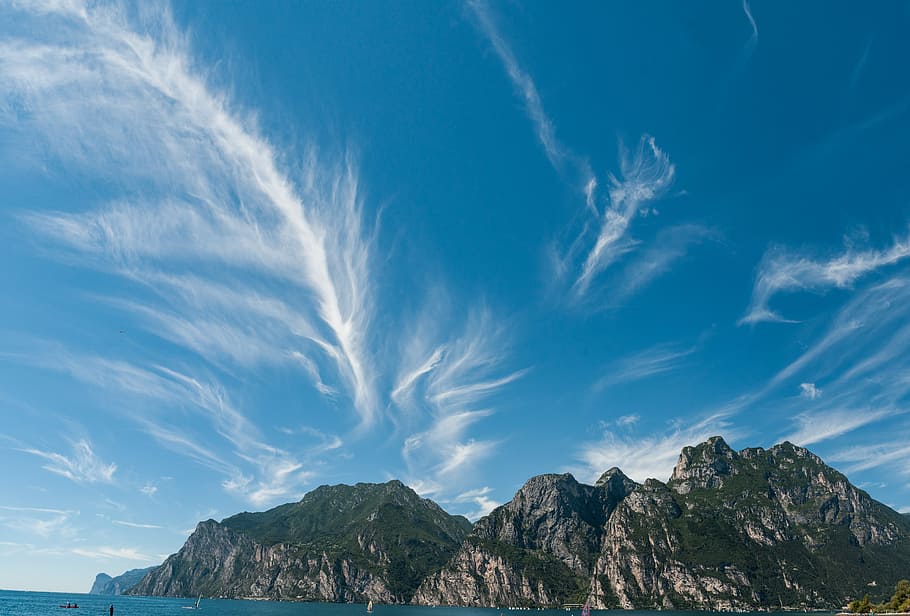 grøn, træ-dækket, stenet, bjergøen, blå, skyer, rock formation, himmel, Sky, bjerg, cloudscape, landskab, sø, lyse, solskin, vand, ocean, hav, baggrund, tapet, panorama, vandring, åben himmel, blå himmel, sky - himmel, scenics - natur, skønhed i naturen, natur, miljø, klippe, rock-objekt, jord, solid, udendørs, ro, bjergkæde, ingen mennesker, rolig scene, idyllisk, bjergtop, 5K