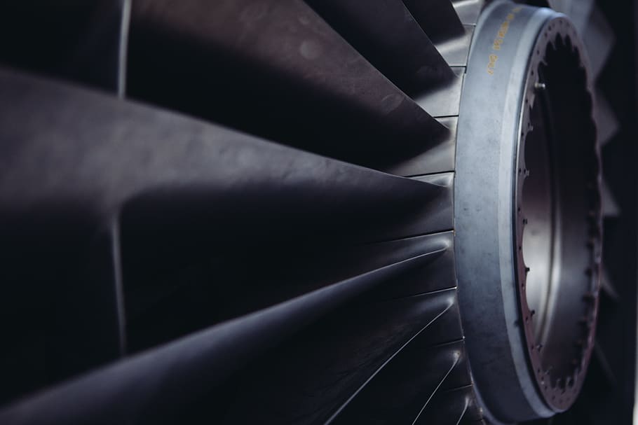 hèlix negre, ventilador, bufat, aparell, ventilació, aire condicionat, refrigeració, rotació, turbina, màquina, indústria, negre, avió, turbofan, motor, transport, roda, primer pla, manera de transport, pneumàtic, metall, cap gent, sol objecte, part de la màquina, a l'interior, vehicle aeri, motor de reacció, maquinària, viatjar, velocitat, va parlar, color plata, a la vora de, aliatge, 5K