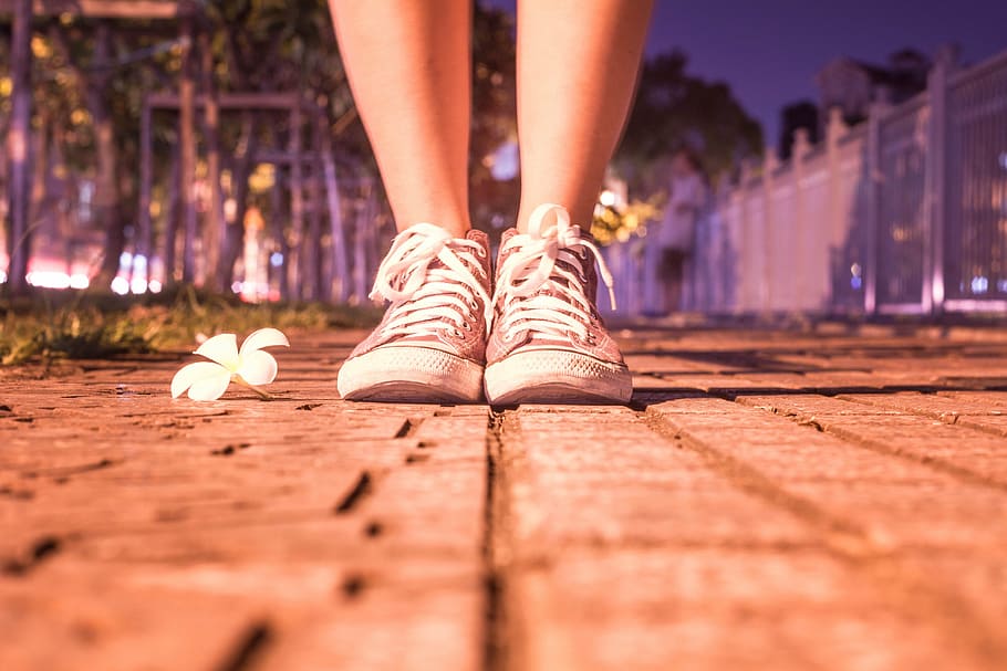 persona, indossare, paio, Marrone, scarpe da ginnastica, solo, arte, avvio, fiore, piede, ragazza, notte, strada, sezione bassa, gamba umana, parte del corpo umano, scarpa, all'aperto, una persona, adulto, persone, in piedi, parte del corpo, arto, arto umano, donne, piede umano, messa a fuoco selettiva, natura, architettura, livello di superficie, a piedi, sentiero, 5K