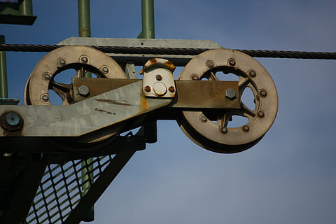 puleggia, cavo, il giro, grattugiare, attrezzatura, pesante, acciaio, macchina, sollevamento, energia, trasporto, cielo, nessuno, natura, metallo, Inquadratura dal basso, giorno, blu, luce del sole, cielo sereno, macchinario, all'aperto, struttura costruita, tecnologia, numero, architettura, avvicinamento, parte della macchina, comunicazione, connessione, mezzi di trasporto, mano minuta, 4K, CC0, dominio pubblico, privo di copyright