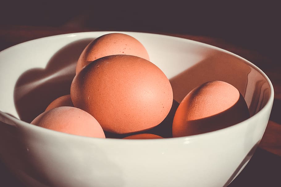 rå, æg, skål, Brun, hvid, keramisk, orange, skygge, mad, dyreæg, påske, morgenmad, rå fødevarer, madlavning, mad og drikke, ingrediens, kolesterol, sund kost, organisk, tæt på, protein, æggeblomme, ingen mennesker, velvære, friskhed, skrøbelighed, sårbarhed, indendørs, stilleben, skal, måltid, gruppe af objekter, natur, æggebæger, sort baggrund, 4K