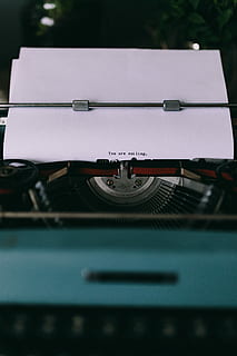 ver, escribiendo citas, antiguo, máquina de escribir, de cerca, mecanografía, citas, vendimia, citar, tecnología, estilo retro, equipo, anticuado, cultura de las artes y entretenimiento, música, nadie, al aire libre, papel, enfoque selectivo, comunicación, texto, adentro, naturaleza muerta, día, solo objeto, centrarse en primer plano, mesa, maquinaria, 4K