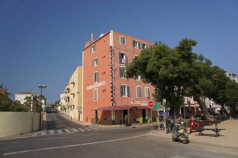 edificio, esquina, la carretera, arquitectura, exterior del edificio, transporte, ciudad, árbol, estructura construida, calle, modo de transporte, planta, cielo limpio, naturaleza, vehículo terrestre, cielo, día, Vehículo de motor, Distrito residencial, personas incidentales, coche, al aire libre, 4K, CC0, dominio público, libre de derechos