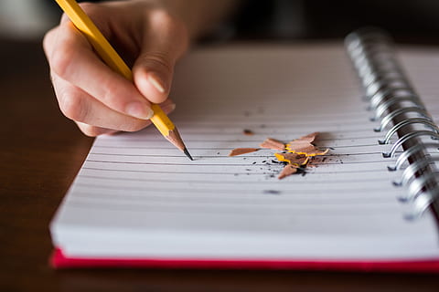 persona, scrittura, governato, carta, taccuino, matita, Scrivi, scuola, mano umana, parte del corpo umano, una persona, in casa, mano, messa a fuoco selettiva, creatività, avvicinamento, detenzione, arte e artigianato, infanzia, formazione scolastica, bloc notes, prole, bambino, strumento di scrittura, tavolo, materiale scolastico, 5K, CC0, dominio pubblico, privo di copyright