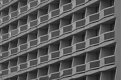 architectuur, patroon, gebouw, terrassen, appartementen, ingebouwde structuur, buitenkant van het gebouw, volledig kader, herhaling, geen mensen, achtergronden, lage hoekweergave, stad, venster, dag, in een rij, modern, woonwijk, buitenshuis, appartement, glas - materiaal, architectonische functie, kantoorgebouw buitenkant, 4K, CC0, publiek domein, royaltyvrij