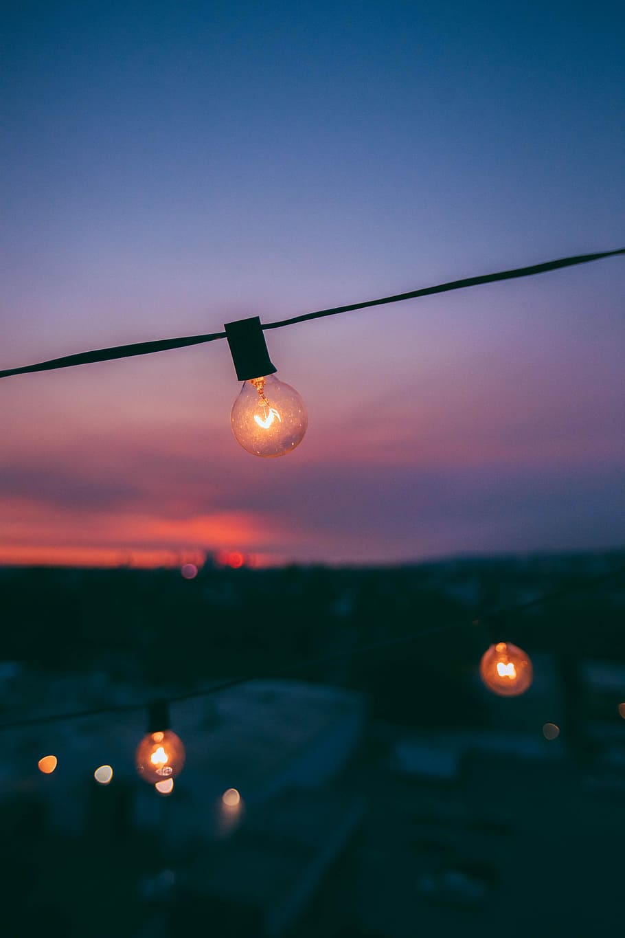 fotografia de bulb, llums de cordes negres, posta de sol, sortida del sol, bombeta, llum, filament, il·luminat, equips d’il·luminació, cel, vespre, cap gent, electricitat, penjant, naturalesa, cable, nit, a l'aire lliure, color taronja, decoració, vista d’angle baix, centrar-se en primer pla, primer pla, 5K