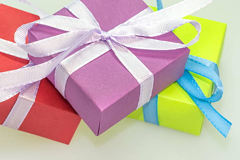 Geschenk, Pakete, gemacht, Schleife, Paketschleife, Weihnachten, Weihnachtsdekoration, geben, Advent, verpackt, Geschenkverpackung, Überraschung, Geschenke, Muttertag, Kindergeburtstag, Geburtstag, Dekoration, Freude, bunt, Farbe, Band, Band - Nähartikel, Bogen, Feier, gebundener Bogen, Geschenkbox, Papier-, Geschenkpapier, Box, Kasten - Behälter, Weihnachtsgeschenk, mehrfarbig, Studioaufnahme, drinnen, Nahansicht, Geburtstagsgeschenk, Stapel, Jahrestag, keine Leute, lila, 4K, CC0, gemeinfrei, lizenzfrei
