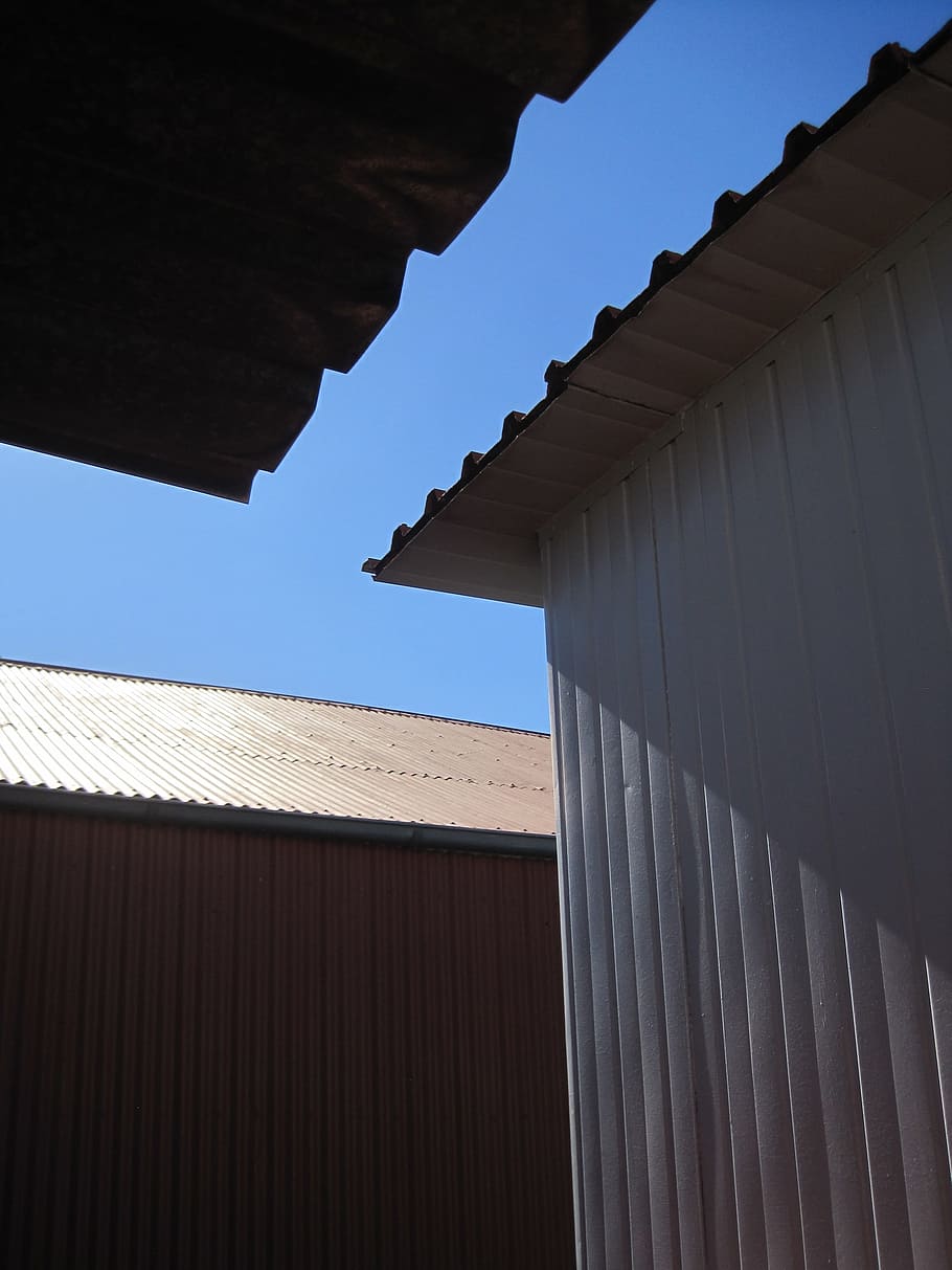 hustage, underside, rektangulære dimensioner, bølgepap, sol og skygge, blå himmel, struktur, arkitektur, bygget struktur, bygning udvendig, himmel, lav vinkel visning, ingen mennesker, dag, natur, skyfri himmel, bygning, tag, sollys, mønster, udendørs, murbygningsfunktion, træ - materiale, blå, arkitektoniske kolonne, Brun, religion, 2K