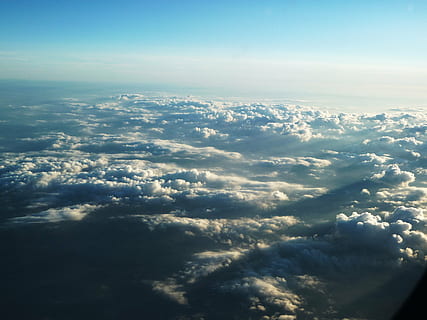 vliegtuig, wolk, wolken, zon, hemel, wit, blauw, vlieg, schaduw, hel, hoog, top, wolk - lucht, scenics - natuur, schoonheid in de natuur, kalmte, rustige scène, cloudscape, luchtfoto, natuur, geen mensen, idyllisch, buitenshuis, dag, milieu, achtergronden, zonlicht, majestueus, pluizig, witte kleur, zachtheid, bovenstaande, meteorologie, 4K, CC0, publiek domein, royaltyvrij