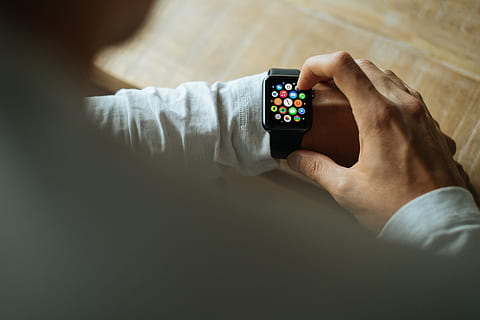 Person, halten, Apfel, sehen, schwarz, Sportband, Platz, grau, eingeschaltet, Smartwatch, Technologie, Bildschirm, menschliche Hand, Armbanduhr, kabellose Technologie, Menschen, Kommunikation, Ausrüstung, Nahansicht, Apfeluhr, Internet, Verbindung, eine Person, Männer, Geschäft, Mobiltelefon, Berührungsempfindlicher Bildschirm, Telefon, berühren, menschliches Körperteil, Nur ein Mann, drinnen, Hand, Fernbedienung, Erwachsene, Steuerung, Freizeitbeschäftigung, Glücksspiel, Fernsehen, 4K, CC0, gemeinfrei, lizenzfrei