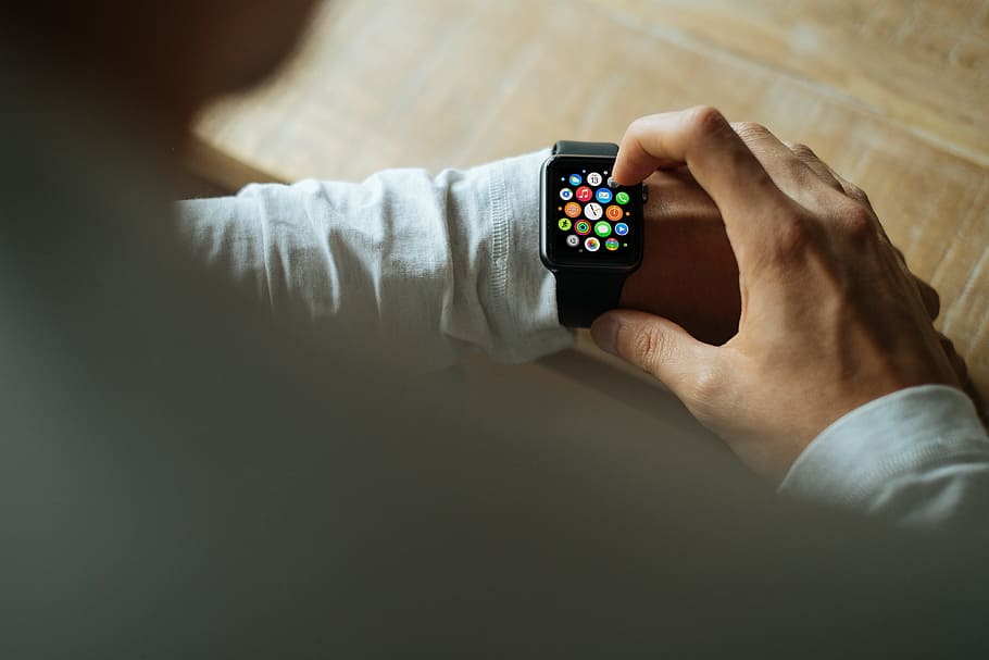persona, celebració, poma, veure, negre, banda d’esport, espai, gris, encès, smartwatch, tecnologia, pantalla, mà humana, rellotge de polsera, tecnologia sense fils, rellotge intel·ligent, gent, comunicació, equipament, primer pla, rellotge de poma, Internet, connexió, una persona, homes, negocis, telèfon mòbil, pantalla tàctil, telèfon, tocar, part del cos humà, un sol home, a l'interior, mà, control remot, adult, remot, control, activitat d'oci, joc, mirant la televisió, 4K