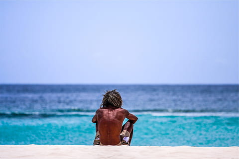 tipo, uomo, dreadlocks, spiaggia, sabbia, oceano, mare, soleggiato, estate, retrovisore, acqua, A petto nudo, orizzonte sull'acqua, una persona, vacanza, vacanze, orizzonte, viaggio, seduta, natura, cielo, attività di svago, cielo sereno, terra, copia spazio, rilassamento, all'aperto, guardando a vista, 1080P, CC0, dominio pubblico, privo di copyright