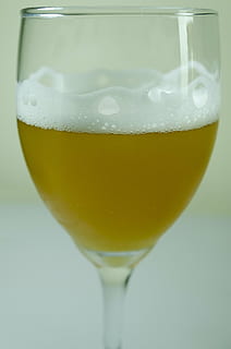 cervesa, beure, refrescant, fred, escuma, barra, alcohol, refresc, menjar i beguda, vidre, natura morta, primer pla, copa, frescor, equipament per a la llar, beguda espumosa, cervesa - alcohol, tir de l'estudi, a l'interior, transparent, cap gent, menjar, centrar-se en primer pla, got de cervesa, aperitiu, 4K, CC0, domini públic, lliure de regalies