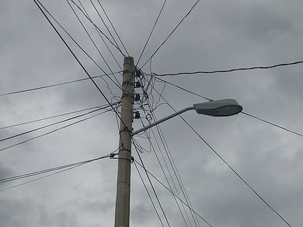 pol, lampă, ușoară, cabluri, electricitate, stradă, electric, post, în aer liber, stâlp de felinar, streetlight, felinar, cablu, conexiune, vedere unghiulară joasă, alimentare electrică, stâlp electric, linie de alimentare, tehnologie, cer, combustibil și generarea de energie electrică, zi, nor - cer, nici o persoana, natură, complexitate, lumina stradală, echipamente de iluminat, animale în sălbăticie, linie telefonică, componente electrice, încurcat, Echipament electric, 720P, CC0, domeniu public, fără drepturi de autor