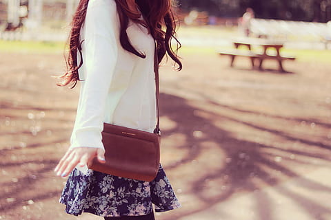 mujer, vistiendo, blanco, manga larga, camisa, al aire libre, una persona, hembras, gente, etnia caucásica, naturaleza, belleza, hermoso, adulto joven, estilos de vida, verano, felicidad, parque - espacio hecho por el hombre, Moda, linda, alegre, retrato, chicas, sonriente, adulto, solo niños, niño, solo una chica, luz del sol, en pie, pelo largo, pelo, peinado, centrarse en primer plano, ropa, sección en medio, ropa casual, día, tres cuartos de longitud, parque, banco, mujer hermosa, 1080P, CC0, dominio público, libre de derechos