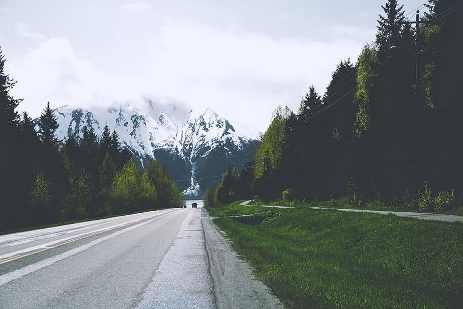 Foto, eng, Beton, Straße, Wald, tagsüber, Alpenberg, Alaskan, Wildnis, Berg, Schnee, Baum, Natur, Landschaft, Autobahn, szenen, draußen, Gebirge, keine Leute, Reise, Asphalt, Transport, der Weg nach vorn, Tag, Pflanze, Richtung, Schönheit in der Natur, Himmel, Szenen - Natur, Nicht-städtische Szene, ruhige Szene, Ruhe, wolke - himmel, grüne Farbe, abnehmende Perspektive, Symbol, 1080P