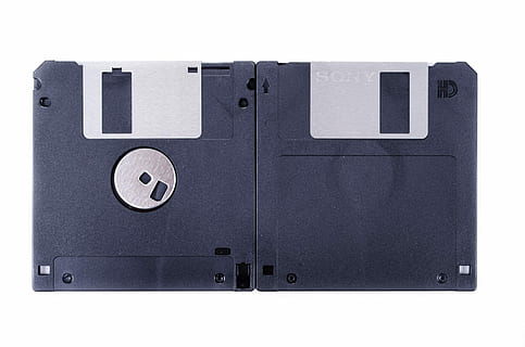 aislado, flexible, expediente, salvar, blanco, grabar, medios de comunicación, negocio, compacto, disquete, datos, obsoleto, el plastico, memoria, byte, negro, tecnología, computadora, equipo, objeto, disco, informática, retro, medio, apoyo, almacenar, separar, maquinaria, Fondo blanco, anticuado, electricidad, foto de estudio, solo objeto, adentro, de color negro, de cerca, nadie, comunicación, estilo retro, tecnología inalámbrica, la seguridad, naturaleza muerta, cerrado, hecho por el hombre, antiguo, 1080P, CC0, dominio público, libre de derechos