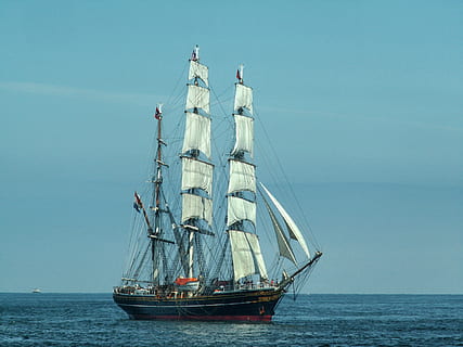 bianca, nero, mare, nave, vela, andare in barca, vele, cielo, nuvole, oceano, acqua, barca a vela, natura, al di fuori, nave nautica, veliero, nave alta, albero, mezzi di trasporto, viaggio, modo di trasporto, polo, orizzonte sull'acqua, orizzonte, cielo sereno, lungomare, giorno, bellezza nella natura, nessuno, all'aperto, lusso, yacht, 2K, CC0, dominio pubblico, privo di copyright