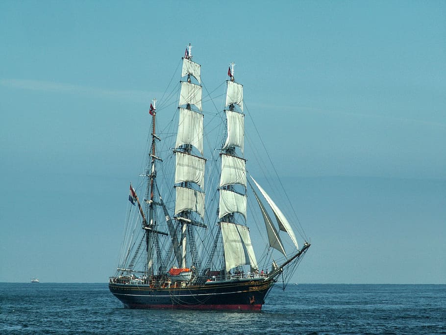 bianca, nero, mare, nave, vela, andare in barca, vele, cielo, nuvole, oceano, acqua, barca a vela, natura, al di fuori, nave nautica, veliero, nave alta, albero, mezzi di trasporto, viaggio, modo di trasporto, polo, orizzonte sull'acqua, orizzonte, cielo sereno, lungomare, giorno, bellezza nella natura, nessuno, all'aperto, lusso, yacht, 2K