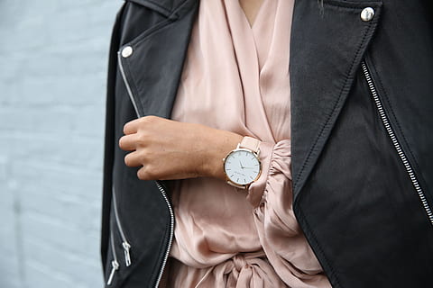 selettivo, foto di messa a fuoco, persona, polso, rotondo color argento, orologio, giacca di pelle, stile, rosa, giacca, moda, pelle, giovane, ragazza, attraente, donna, elegante, Abiti, fascino, modello, di moda, femmina, nero, roccia, voga, freddo, indossare, adolescente, stile di vita, signora, godere, Guarda, eleganza, persone, bello, alla moda, brunetta, capelli, in posa, giacca di pelle rosa, orologio rosa, bellissimo, orologio nero, orologio da polso, indossabile, accessorio, i maschi guardano, le femmine guardano, orologi, capi di abbigliamento, tipo, maschio, moda di fascia alta, giacca nera, orologio in pelle, una persona, Sezione centrale, vista frontale, adulto, tempo, in piedi, vestito formale, mano, parte del corpo umano, avvicinamento, concentrarsi sulle conoscenze acquisite, uomini, uomo d'affari, completo da uomo, giorno, abiti da uomo, 2K, CC0, dominio pubblico, privo di copyright
