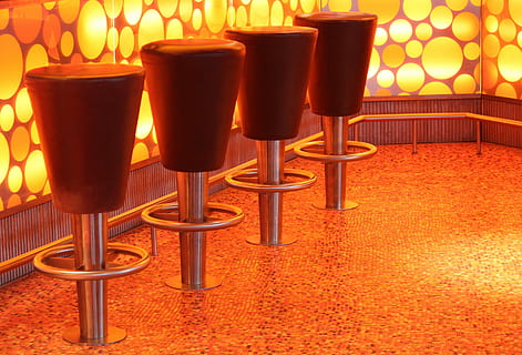 Bar, Barhocker, Schemel, sitzen, Stühle, Metall, Leder, Boden, Fußboden, Mosaik-, Licht, Beleuchtung, Atmosphäre, Verein, Sitz, Sitzmöbel, Möbel, modern, Cocktailbar, Stuhl, Essen und Trinken, Erfrischung, Getränk, keine Leute, orange Farbe, beleuchtet, drinnen, Tabelle, Lichtanlage, rot, Bar - Getränkehaus, Restaurant, Alkohol, Glas, Geschäft, Frische, Stillleben, Kerze, Bartheke, Luxus, 4K, CC0, gemeinfrei, lizenzfrei