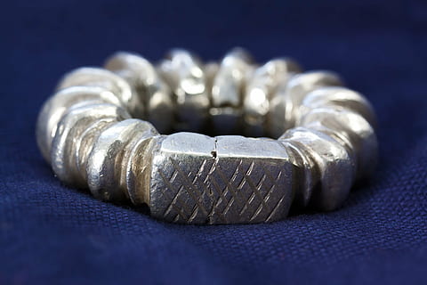 anell, anell de taló, tràilers, tallada, simbolisme, ritual, arcaic, tribu, etno, fulani, grup ètnic, mali, plata, macro, primer pla, joieria, metall, blau, enfocament selectiu, a l'interior, tir de l'estudi, cap gent, brillant, tèxtil, natura morta, senzillesa, fons de colors, centrar-se en primer pla, sol objecte, protecció, moda, cercle, mineral, porpra, luxe, ornamentat, color plata, 4K, CC0, domini públic, lliure de regalies