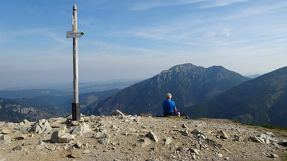 tatry, góry, Top, krajobraz, Polska, Natura, zaduma, Góra, pasmo górskie, jedna osoba, scenics - natura, spędzania wolnego czasu, piękno natury, niebo, spokojna scena, wakacje, spokój, prawdziwi ludzie, styl życia, wycieczka, mężczyźni, posiedzenie, scena pozamiejska, na dworze, szczyt górski, 4K, CC0, domena publiczna, darmowe zdjęcia
