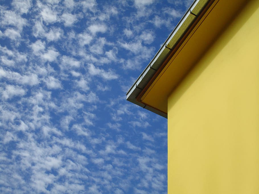 constructia unei cladiri, nori, clădire, constructie, cer, perspectivă, galben, vedere unghiulară joasă, construită, arhitectură, exteriorul clădirii, nor - cer, zi, nici o persoana, în aer liber, natură, industrie, spațiu copie, albastru, protecţie, Securitate, montare pe perete, Siguranță, unghi, imediat mai jos, 5K