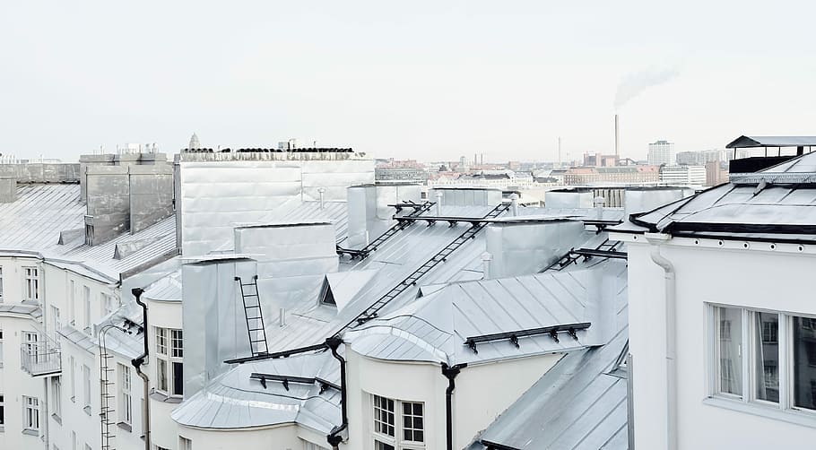 Helsinki Rooftops, superior, veure la fotografia, blanc, concret, edifici, casa, arquitectura, estructura, pis, apartament, ciutat, gris, sostre, terrat, horitzó, xemeneia, finestra, disseny, exterior de l'edifici, estructura construïda, cel, barri residencial, cap gent, paisatge urbà, dia, naturalesa, vida de ciutat, a l'aire lliure, vista d’angle alt, còpia espai, tecnologia, 4K