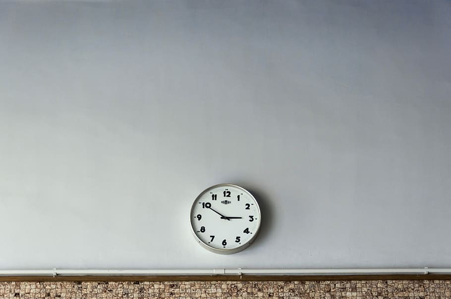 rodó, blanc, lectura del rellotge de paret, 2:50, lectura de rellotge analògic, en punt, rellotge, paret, temps, rellotge analògic, rellotge de paret, analògic, interior, compte enrere, còpia espai, funció de construcció de parets, data límit, instrument del temps, a l'interior, cap gent, tir de l'estudi, sol objecte, precisió, nombre, dia, senzillesa, Minuta, fons blanc, urgència, 4K