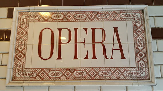 opera, state opera, opera station, metro, tekst, meddelelse, vestlige script, belyst, skilt, ingen mennesker, arkitektur, forretning, stort bogstav, dør, åben tegn, bygning udvendig, bygget struktur, væg, neon, indgang, velkomstskilt, detail, Information, belysningsudstyr, mursten, 5K, CC0, offentligt domæne, royaltyfrie