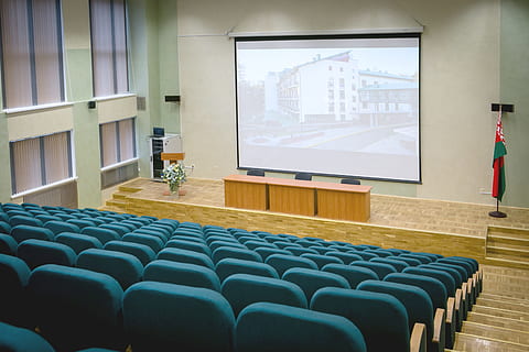 cinéma, scène, écran, table, à l'intérieur, personne, écran de projection, vide, séminaire, chaise, siège, tableau noir, absence, architecture, la fenêtre, dans une rangée, meubles, salle, La technologie, structure construite, arrangement, journée, écran de l'appareil, bâtiment, 4K, CC0, domaine public, libre de droits