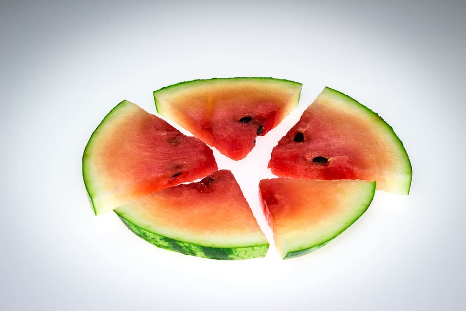 vandmelon, frugt, skive, melon, mad, naturlig, friskhed, sund kost, tværsnit, studio skud, mad og drikke, velvære, indendørs, hvid baggrund, ingen mennesker, stilleben, skåret ud, rød, tæt på, frø, saftig, æble - frugt, moden, 5K