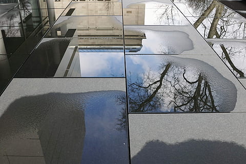 charco, agua, naturaleza, parche, Baden Baden, árbol, espejo, parque, museo, burda, piedras, cielo, azul, primavera, nubes, Art º, coche, ventana, transporte, día, arquitectura, estructura construida, modo de transporte, planta, vehículo terrestre, exterior del edificio, nadie, luz del sol, árbol desnudo, reflexión, Vehículo de motor, sombra, material de vidrio, al aire libre, edificio, 4K, CC0, dominio público, libre de derechos