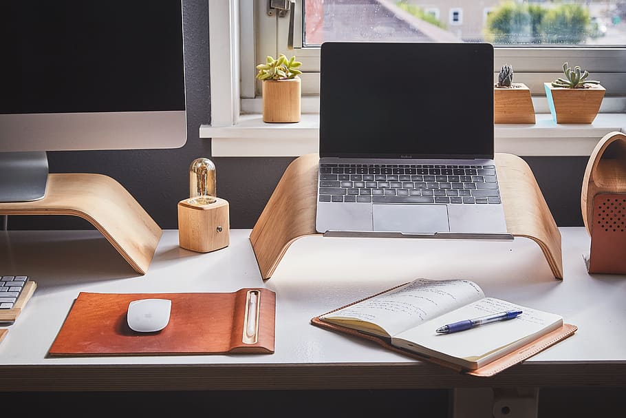 MacBook, pro, al costat, llibre, portàtil, tecnologia, programari, monitor, taula, oficina, treballar, negocis, diari, quadern, bolígraf, tecnologia sense fils, publicació, mobles, ordinador, cap gent, a l'interior, material de fusta, escriptori, connexió, comunicació, natura morta, paper, tassa, bloc de notes, 5K