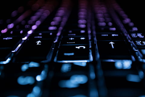 toetsenbord, computer, lichten, LED, sleutels, technologie, laptop, computer sleutel, internet, communicatie, detailopname, bedrijf, pc, computerapparatuur, computer deel, geen mensen, selectieve aandacht, Draadloze technologie, tekst, verbinding, binnenshuis, verlicht, computer netwerk, donker, Computer misdaad, menging, elektrische apparatuur, 5K, CC0, publiek domein, royaltyvrij