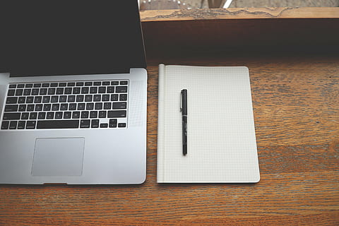 dolma kalem, not defteri, yanında, macbook, tablo, profesyonel, kahverengi, hat, kâğıt, dizüstü, bilgisayar, teknoloji, büro, ofis, iş, bilgisayar klavyesi, kablosuz teknoloji, içeriye, ahşap malzeme, insansız, iletişim, bağ, bilgisayar donanımı, tuş takımı, yüksek açılı görünüş, natürmort, taşınabilir bilgi cihazı, doğrudan yukarıda, mobilya, bilgisayar tuşu, gümüş renkli, boş, 5K, CC0, kamu malı, telif ücretsiz