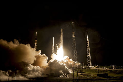 hvid, raket, tage, nattetid, raket lancering, nat, nedtælling, SpaceX, lift-off, lancering, flammer, fremdrift, plads, hastighed, køretøj, missil, raketmotor, transportmidler, transportere, rumskib, strøm, rumfartøj, flyvende, brændstof, cape canaveral, affyringsrampe, rumfart, opdagelse, røg - fysisk struktur, bygning udvendig, industri, arkitektur, miljøspørgsmål, forurening, belyst, luftforurening, himmel, ingen mennesker, natur, bygget struktur, sky - himmel, brændstof og elproduktion, fabrik, udendørs, bevægelse, røgstabel, miljø, 2K, CC0, offentligt domæne, royaltyfrie