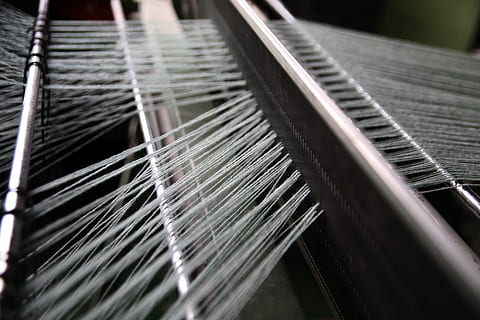 tråd, veving, bevis, fabrikk, fiber, industri, vevstol, tekstil, selektiv fokusering, innendørs, ingen folk, tekstilindustrien, nærbilde, tekstilfabrikk, string, produksjonsutstyr, teknologi, virksomhet, utstyr, ull, woven, mølle, 4K, CC0, offentlig domene, opphavsrett gratis