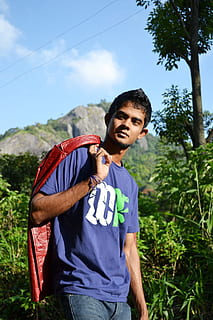 Junge, Pose, Mann, Jacke, Rock, T-Shirt, Jeans, jung, Mode, Design, Sri Lanka, kadugannwa, mawanella, Ceylon, Nur ein Mann, Nur Männer, nur für Erwachsene, Erwachsene, eine Person, Legere Kleidung, junge Männer, junger Erwachsener, Pflanze, echte Menschen, Stehen, Vorderansicht, Kamera betrachten, Natur, Baum, Lebensstile, Porträt, Menschen, Tag, Dreiviertel Länge, Freizeitbeschäftigung, Gesichtsbehaarung, Männer, draußen, 1080P, CC0, gemeinfrei, lizenzfrei