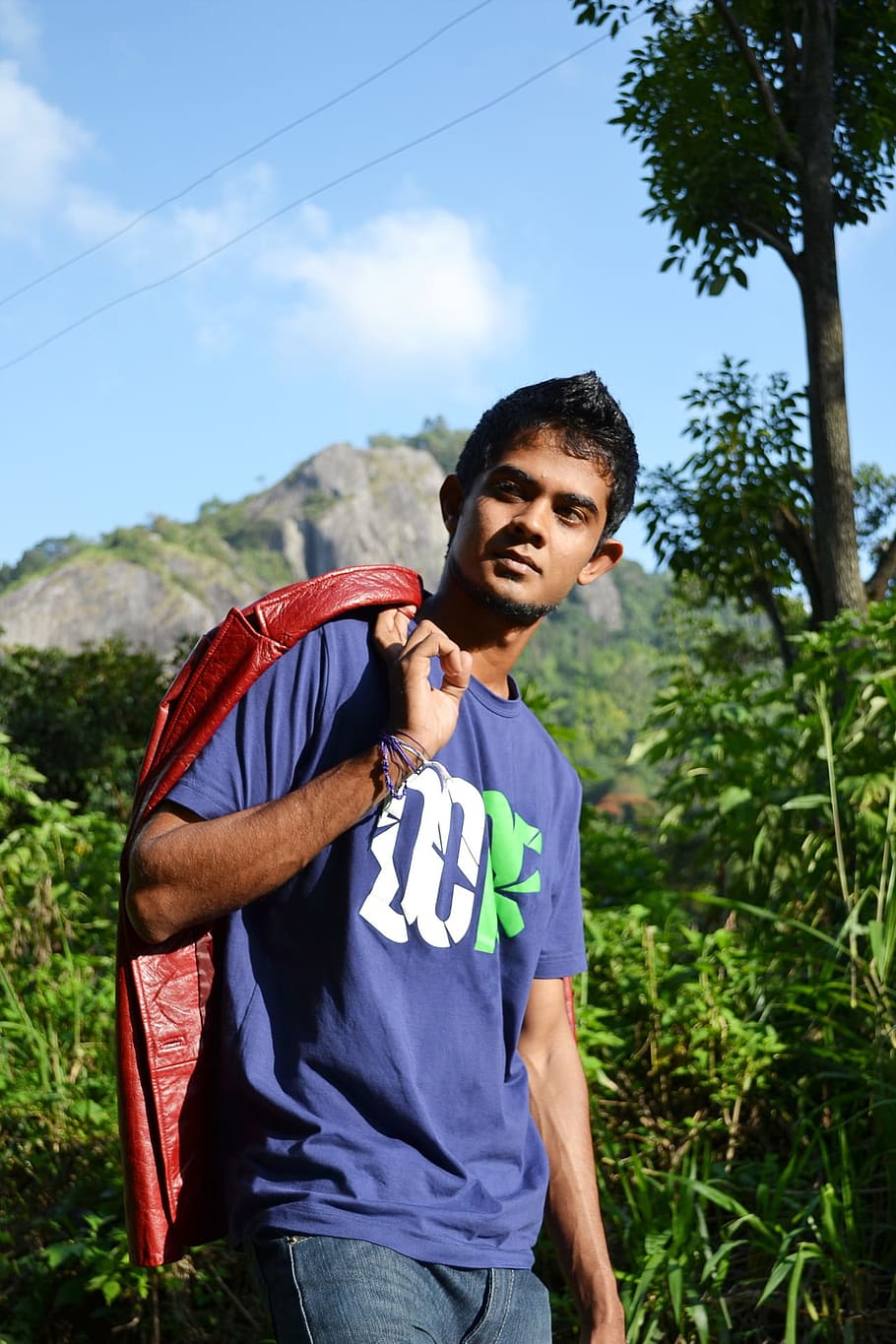 noi, pose, home, jaqueta, rock, samarreta, texans, jove, moda, disseny, Sri Lanka, kadugannwa, mawanella, Ceilà, un sol home, només homes, només adults, adult, una persona, roba casual, home jove, adult jove, planta, persones reals, de peu, vista frontal, mirant la càmera, naturalesa, arbre, estils de vida, retrat, gent, dia, tres quarts de longitud, activitat d'oci, pèl facial, homes, a l'aire lliure, 1080P