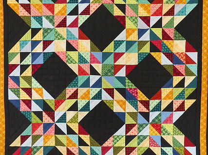flerfarvet abstrakt kunstværk, patchwork quilt, patchwork, lappeteppe tæppe, tæppe, gobelin, farverig, hjemmelavet, selvstitchet, sy, håndarbejde, farve, mønster, detaljeret arbejde, stof, stofrester, multi farvet, ingen mennesker, tæt på, indendørs, fuld ramme, design, Kunst og håndværk, baggrunde, kreativitet, form, direkte over, studio skud, træ - materiale, håndværk, stilleben, geometrisk form, flise, dag, gulve, 4K, CC0, offentligt domæne, royaltyfrie