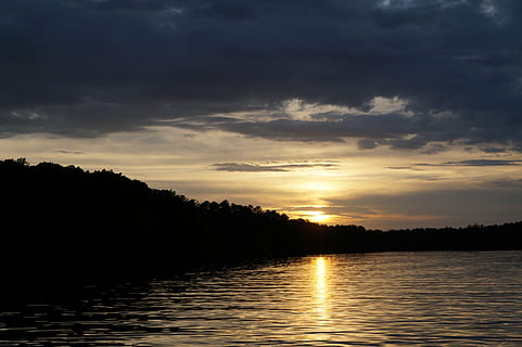 Sonnenuntergang, See, Bergseite, Wolken, Reflexion, Abend, Landschaft, Küste, Ruhe, szenisch, Wasser, Himmel, Szenen - Natur, Schönheit in der Natur, wolke - himmel, ruhige Szene, Baum, Silhouette, Natur, Pflanze, Ufergegend, idyllisch, keine Leute, Nicht-städtische Szene, Umgebung, draußen, 5K, CC0, gemeinfrei, lizenzfrei