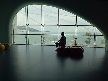 visuell, Charakter, Galerie, Fenster, Gebäude, modern, gestalten, Kunst, Flughafen, Reise, Silhouette, Gepäck, drinnen, Menschen, reisende Leute, Passagier, hinterleuchtet, Flugzeug, Geschäftsreise, Flughafen-Lounge, Sitzung, eine Person, Rückansicht, Transport, Glas - Material, Frau, warten, Erwachsene, echte Menschen, Sitz, in voller Länge, Entspannung, Natur, Einsamkeit, Bodenbelag, dunkel, Betrachtung, 4K, CC0, gemeinfrei, lizenzfrei