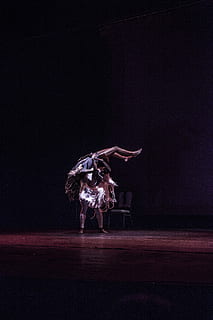 capricho, dois, pessoa, realizando, palco, desempenho, dança, arte, artista, dentro de casa, comprimento total, pessoas reais, uma pessoa, cultura artística e entretenimento, movimento, palco - espaço de performance, pessoa irreconhecível, dançando, estilos de vida, iluminado, Sombrio, mulheres, movimento borrado, noite, copie o espaço, habilidade, braço humano, 5K, CC0, domínio público, royalty free