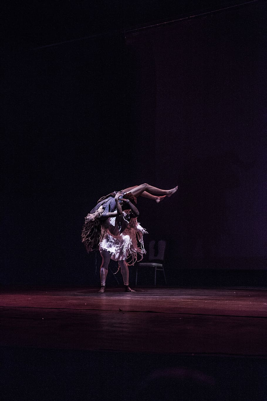 Caprice, to, person, udfører, scene, ydeevne, dans, kunst, performer, indendørs, fuld længde, rigtige mennesker, en person, kunstkultur og underholdning, bevægelse, scene - ydeevne plads, uigenkendelig person, livsstil, belyst, mørk, Kvinder, sløret bevægelse, nat, kopiere plads, dygtighed, menneskelige arm, 5K